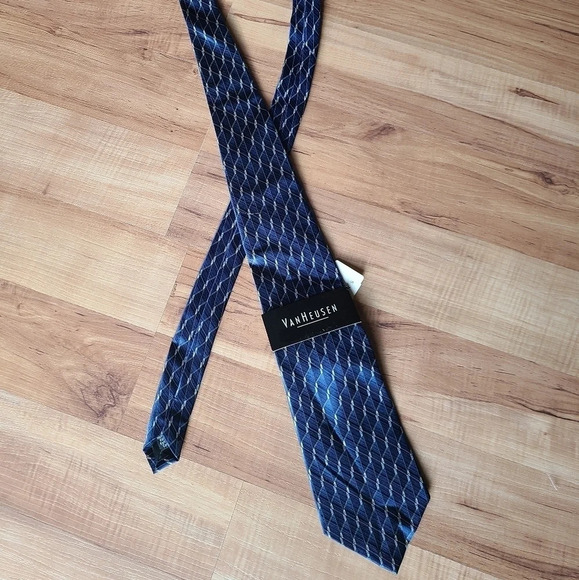 NWT, Van Heusen blue tie. - Picture 3 of 5